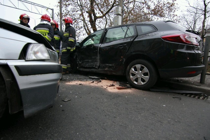 Wypadek na Podwalu: Samochód blokował torowisko. Ogromne korki (ZDJĘCIA)