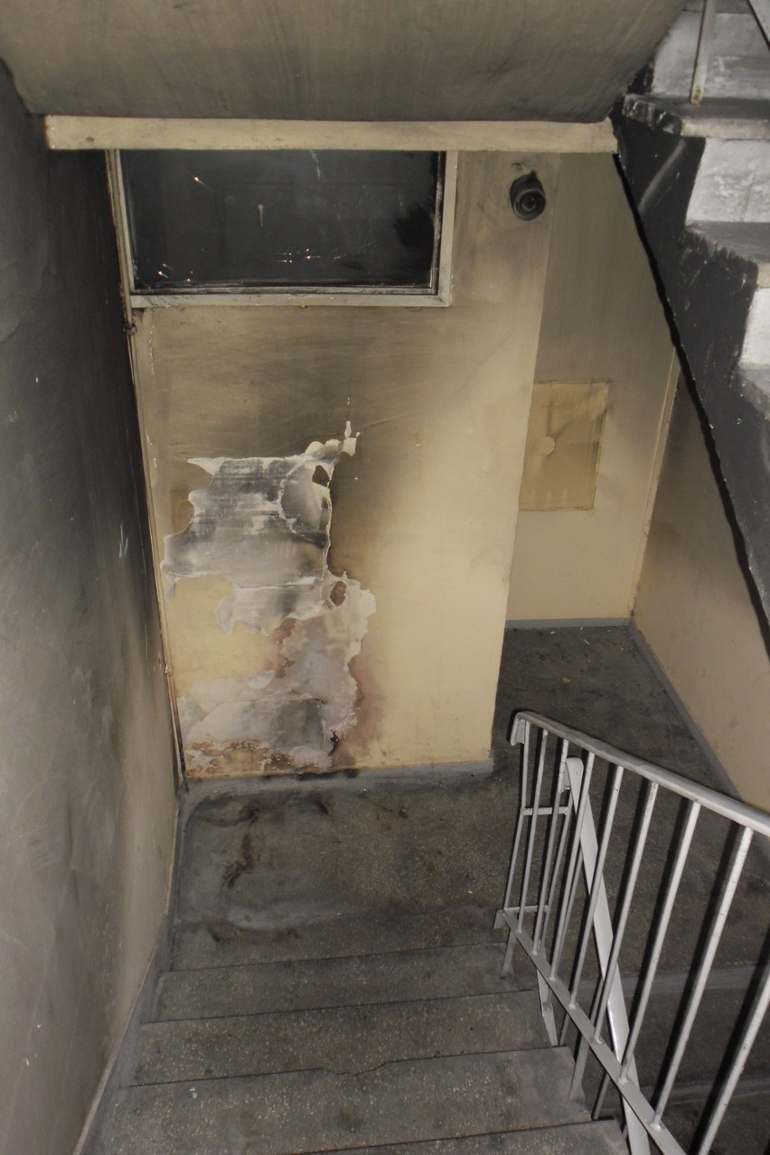 Paliło się na III piętrze, ale opalone są ściany aż do 5.