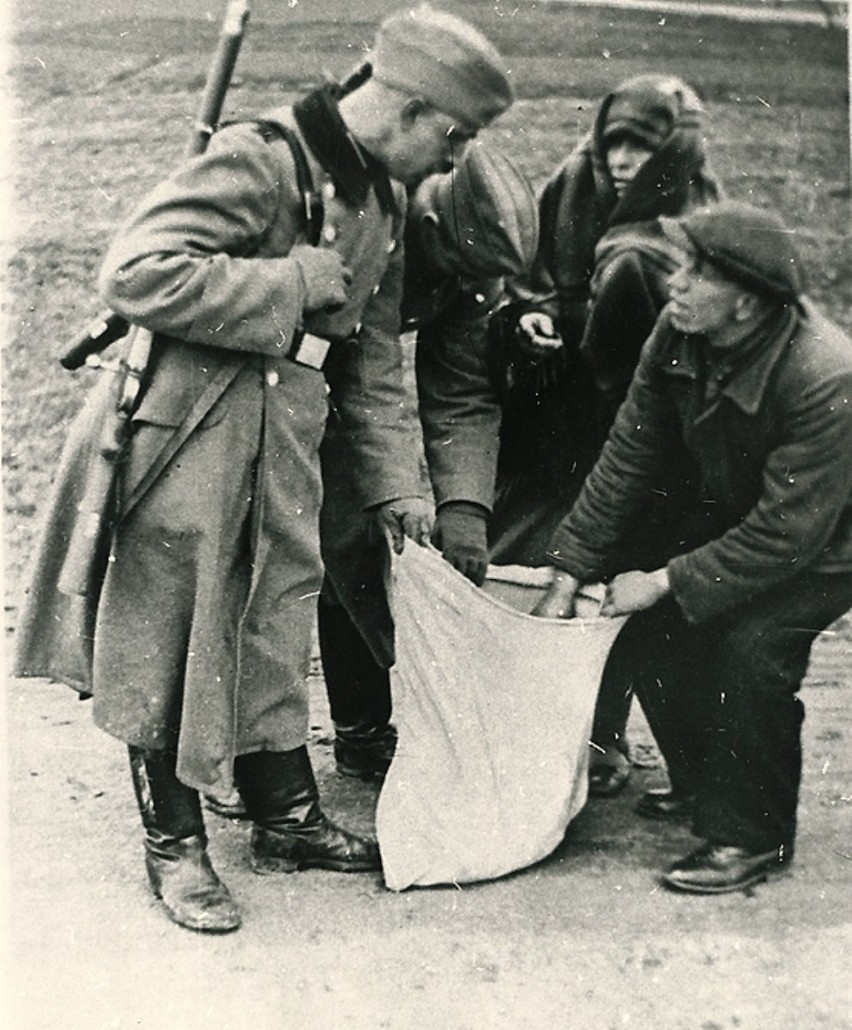 Niemieccy żołnierze podczas kontroli w poszukiwaniu...