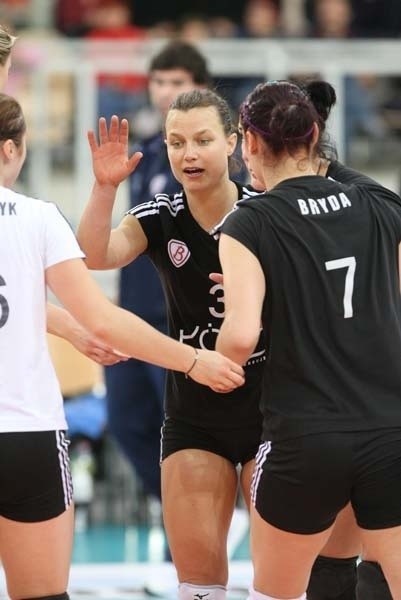 Jak we Wrocławiu zaprezentuje się Courtney Thompson (w środku)?