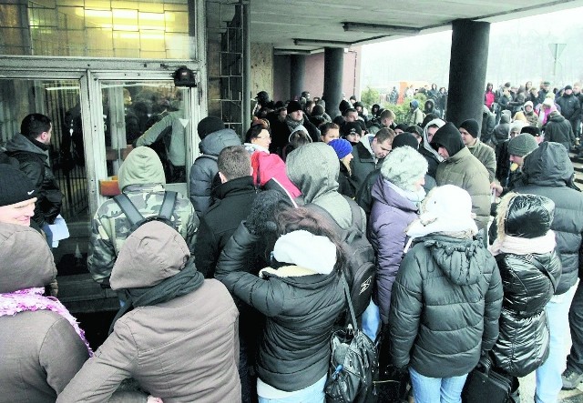 Młodzi ludzie szukają pracy w policji, bo sytuacja na rynku pracy jest bardzo zła