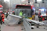 Wrocław: Autobus staranował przystanek na pl. Jana Pawła II. Jedna osoba nie żyje (ZDJĘCIA, FILM)