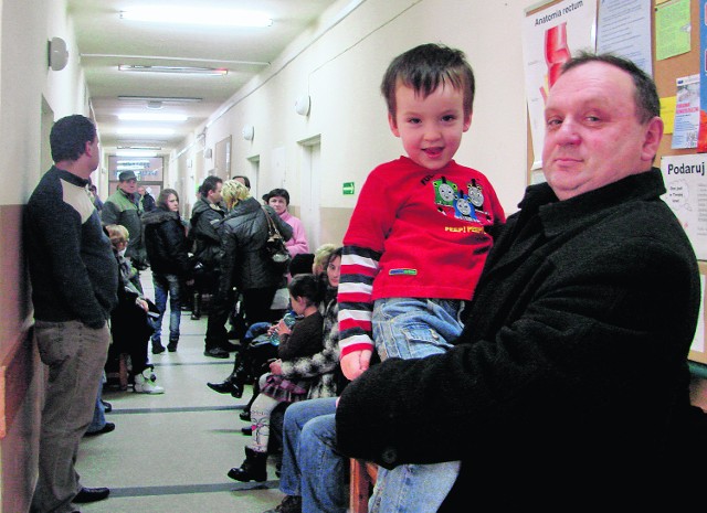 Zbigniew Golik z czteroletnim Karolem z Brzeszcz pomocy szukają u lekarzy z Oświęcimia