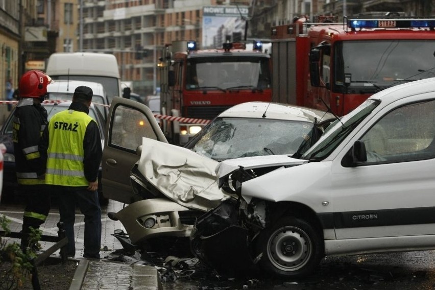 Wrocław: Wypadek na Jedności Narodowej. 4 osoby poszkodowane (ZDJĘCIA)