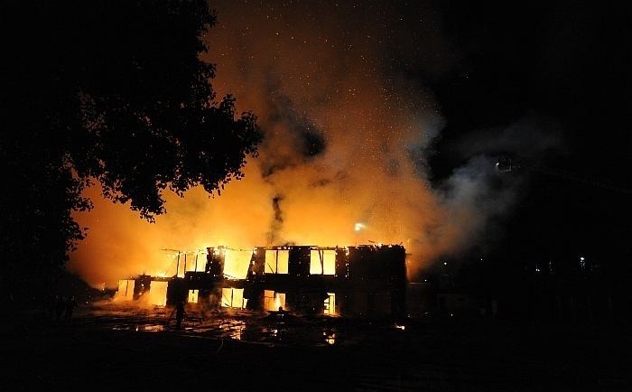 Spalonemu budynkowi grozi runięcie. Zobacz zdjęcia i film