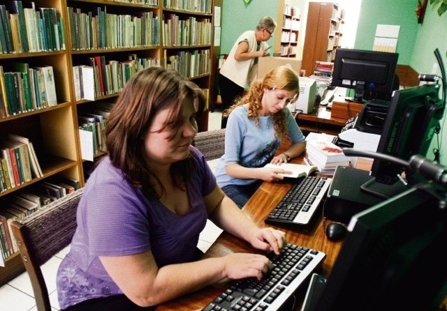 Monika Buczek i Sonia Szewc korzystają z komputerów w bibliotece w Radzionkowie