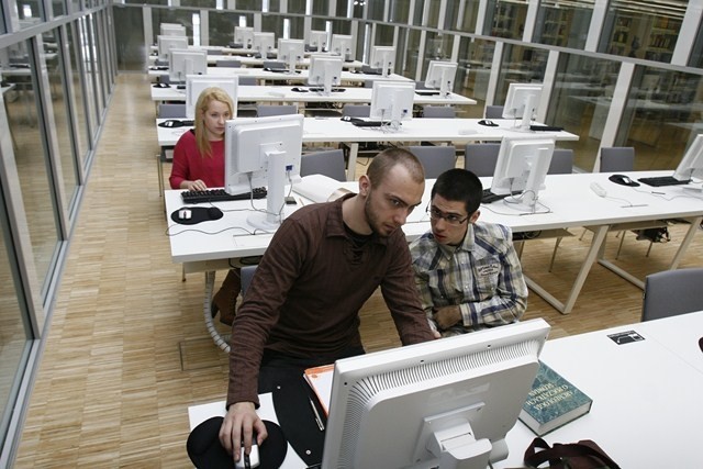 Bibliotekarki służą pomocą, ale czytelnicy świetnie sobie...