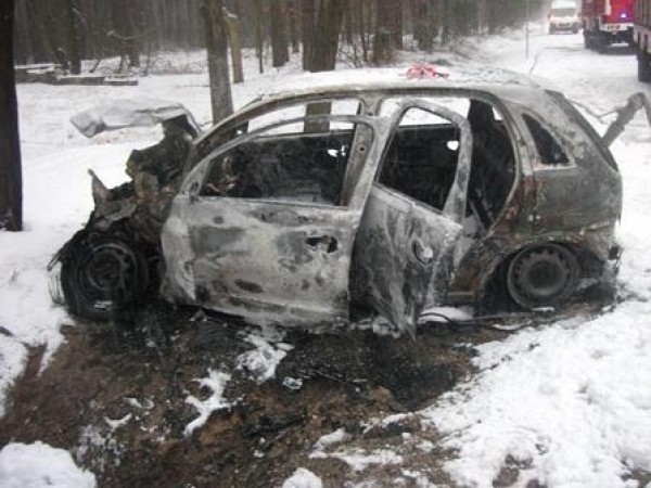 Wypadek w Stężycy. Opel uderzył w przydrożne drzewo i stanął w ogniu.