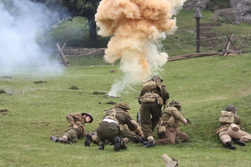 Zamek Ogrodzieniecki w Podzamczu przyciągnął fanów militariów [ZDJĘCIA i VIDEO]