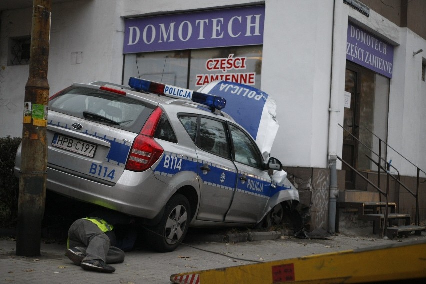 Wrocław: Radiowóz wjechał w ścianę budynku (ZDJĘCIA)
