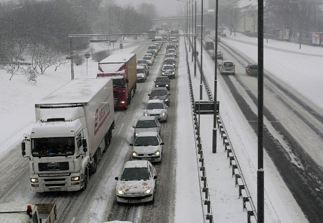 Ostatnio śnieg zaskoczył drogowców, kierowców i MPK
