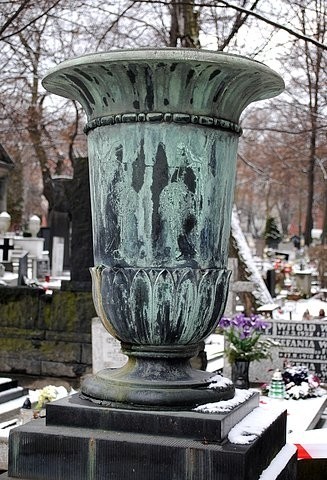 Skradziono wazon z grobu pierwszego wojewody śląskiego. Policja prosi o pomoc