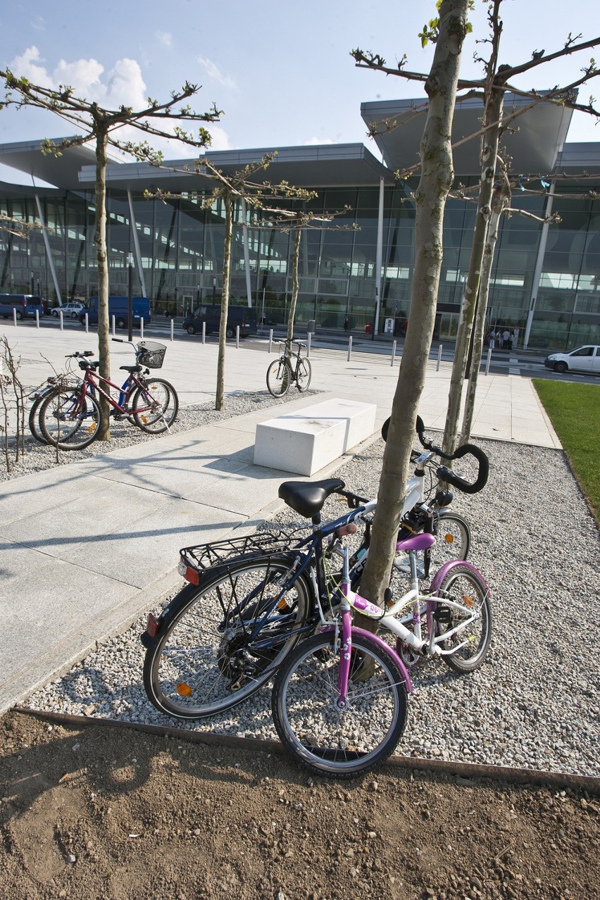 Wrocław: Nowy terminal lotniska nieprzyjazny dla rowerzystów (ZOBACZ)