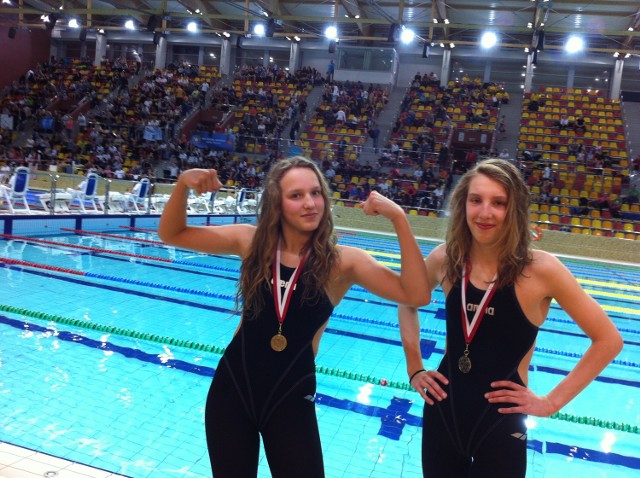 Pływaczki Skarpy Lublin: Gabriela Bernat (z prawej) i Wiktoria Czarnecka pokazały wielką klasę w mistrzostwach Polski juniorów w Olsztynie