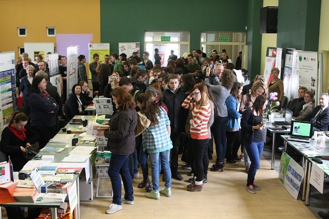 Na Targi Edukacji i Pracy w Mosinie ściągnęły tłumy młodzieży