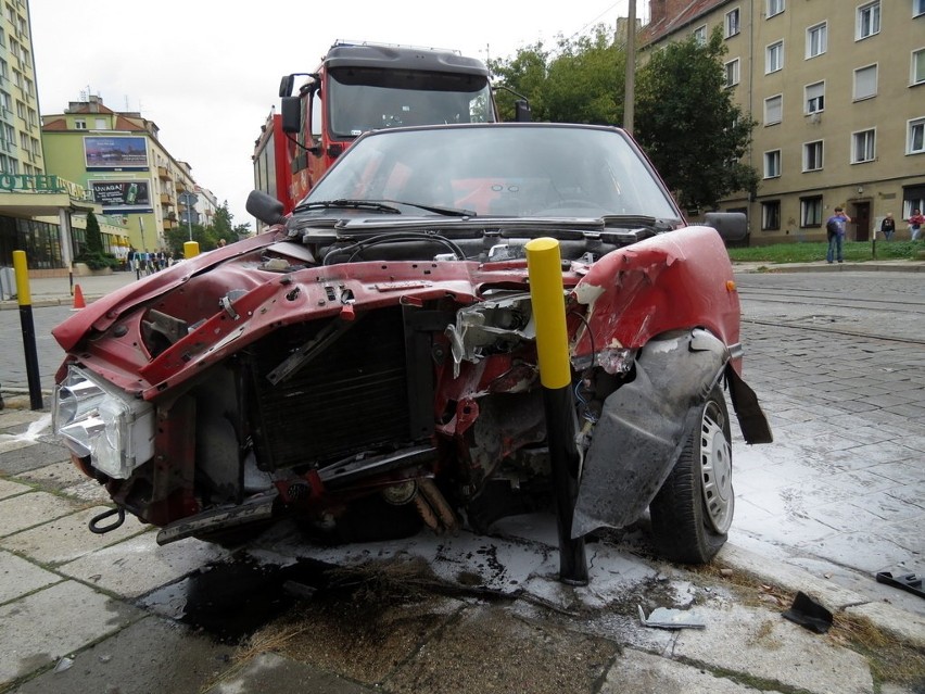 Wrocław: Zderzenie dwóch samochodów na Gajowickiej (ZDJĘCIA)