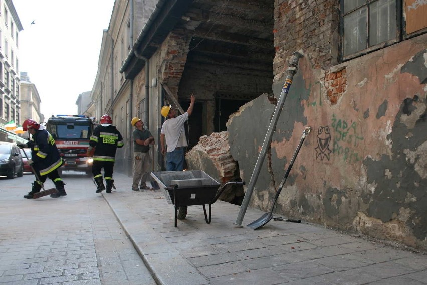 Kraków: zawalił się mur kamienicy przy ul. św. Krzyża. ZOBACZ GALERIĘ