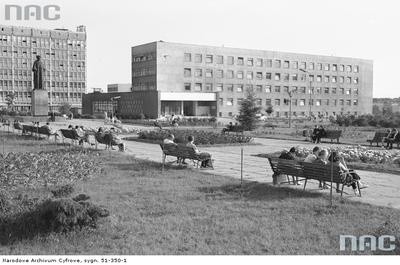 Centralny plac miasteczka uniwersyteckiego. Z lewej pomnik...