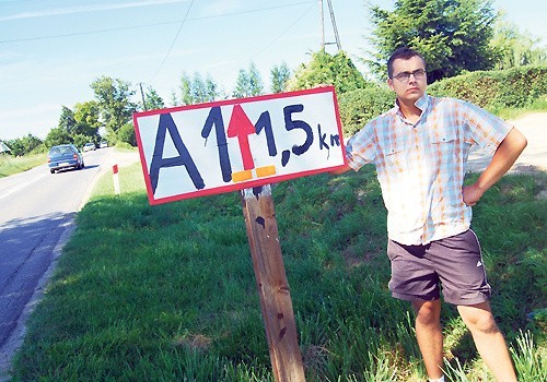 Syn Andrzeja Bronka, Rafał przy samorobnej tabliczce informującej o autostradzie
