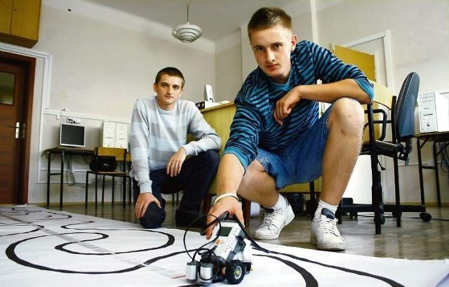 Programiści z &#8222;Kolejówki&#8221; - Piotr Skalski i Marcin Jargieło (z robotem w ręku).