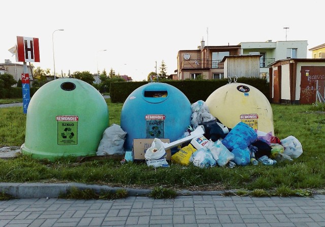 Pojemniki do segregacji śmieci przy ul. Modrzewskiego i Kochanowskiego w Pruszczu