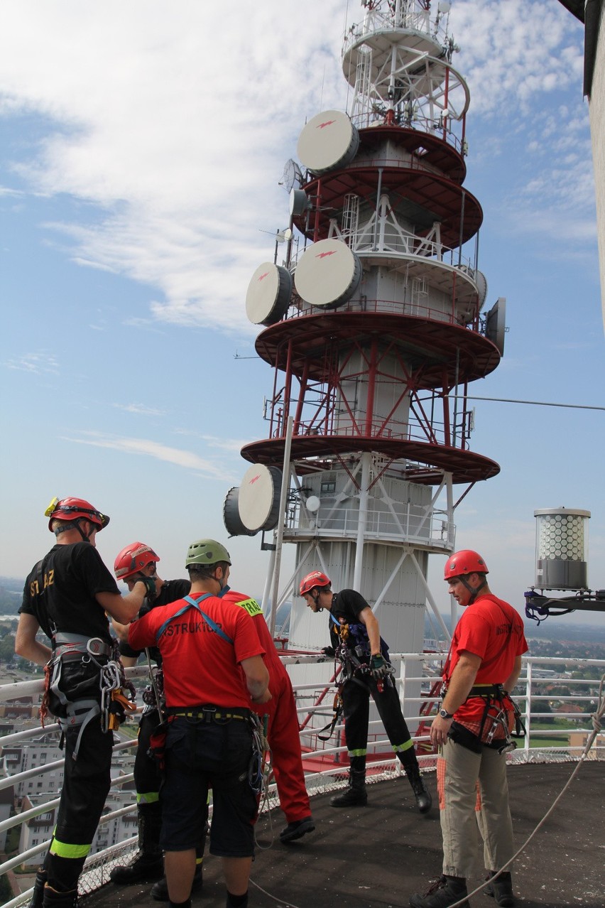 Poznań: Strażacy zjeżdżają z wieży telewizyjnej. Ćwiczenia na wysokościach [ZDJĘCIA]