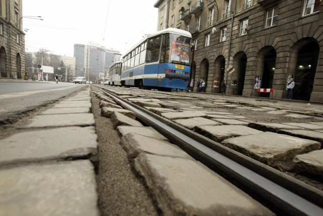 Kostka brukowa na torach pod Arkadami jest w złym stanie