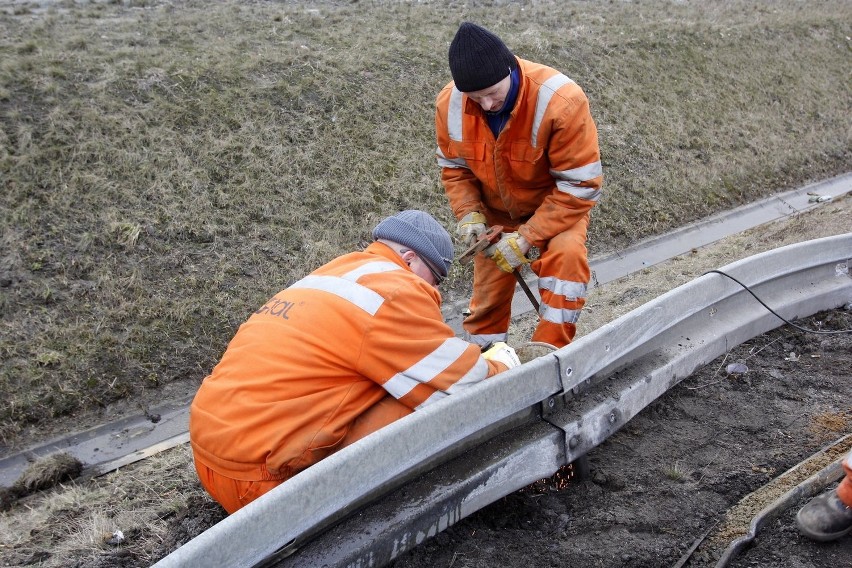 Na autostradzie A4 montują bariery. Utrudnienia dla kierowców (ZDJĘCIA)