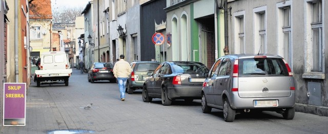Pomimo zakazów, wąskie uliczki w centrum Leszna (na zdjęciu ul. Zielona) są każdego dnia zastawione