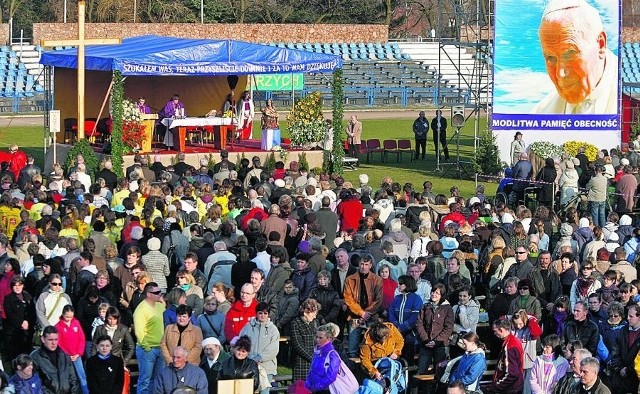 W Wałbrzychu na uroczystą mszę św. na stadionie przyjeżdżają tysiące mieszkańców 