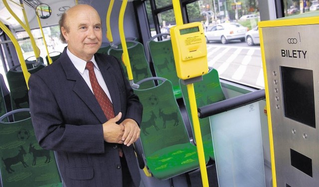 Janusz Szawłowski prezentuje pierwszy z 75 nowych autobusów, które trafią do Poznania