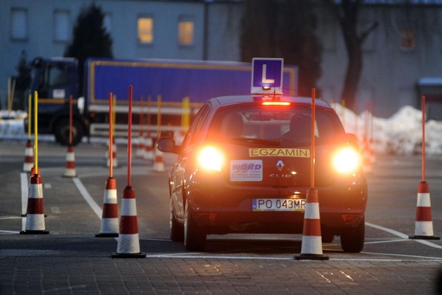 Egzamin na prawo jazdy według nowych zdaje niewielu kursantów.