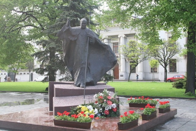 Łodzianie spotykają się przed pomnikiem Jana Pawła II w piątek o 21.