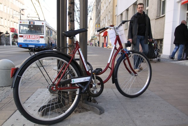 Nie pozostawiaj roweru, byle gdzie i bez zabezpieczenia - apelują policjanci. Pamiętaj, że dwa zabezpieczenia są lepsze niż jedno. Im więcej czasu zabierze złodziejowi ich pokonanie, tym mniejsze prawdopodobieństwo, że stracisz swój rower.