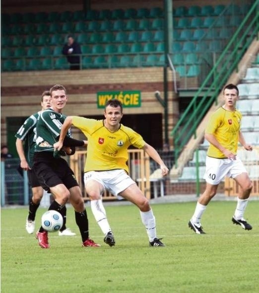 Nie zagrają: Falisiewicz, Gieresz, Żmuda i Białek. Działacze zaprosili na stadion włodarzy miastaMichał Maciejewski pokieruje grą obronną Motoru Lublin.