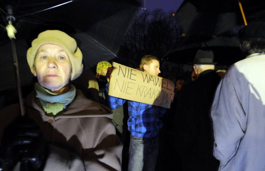 Kraków protestuje: &quot;Pochówek na Wawelu to profanacja&quot; (ZDJĘCIA)