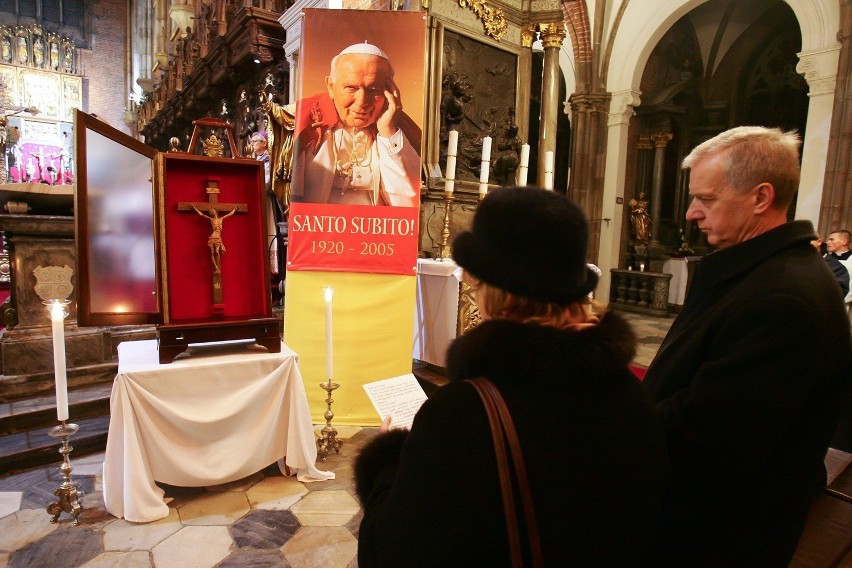 Krzyż Jana Pawła II już we Wrocławiu. Od mszy w Katedrze rozpocznie wędrówkę po parafiach