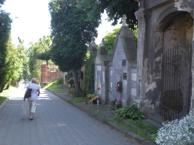 Złodziej skradł piękne tablice zamontowane przy grobie rodziny Maissów i Dobrowolskich, znajdującym się przy głównej alei, tuż obok wejścia do nekropolii
