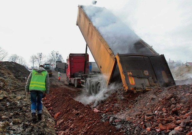 Na miejsce budowy obwodnicy zwożony jest kamień kopalniany, który będzie stanowił solidny fundament drogi