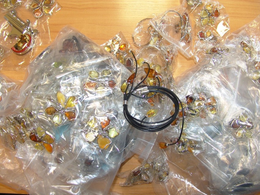 8 kilogramów bursztynowej biżuterii wykryli celnicy na gdańskim lotnisku (ZDJĘCIA)