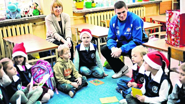 Grzegorz Arabas odwiedził dzieci ze Szkoły Podstawowej nr 1 w Starogardzie Gdańskim