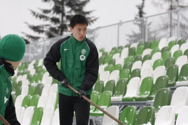 Chińczyk Yu Fei wspólnie z kolegami przerzucał śnieg, ale z prawami natury nie jest łatwo wygrać...
