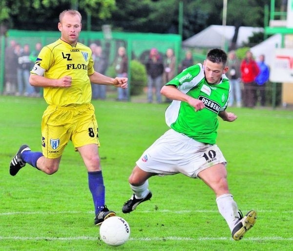 Paweł Iwanicki (z prawej) i jego koledzy z Warty, pechowo przegrali w Ząbkach 0:1