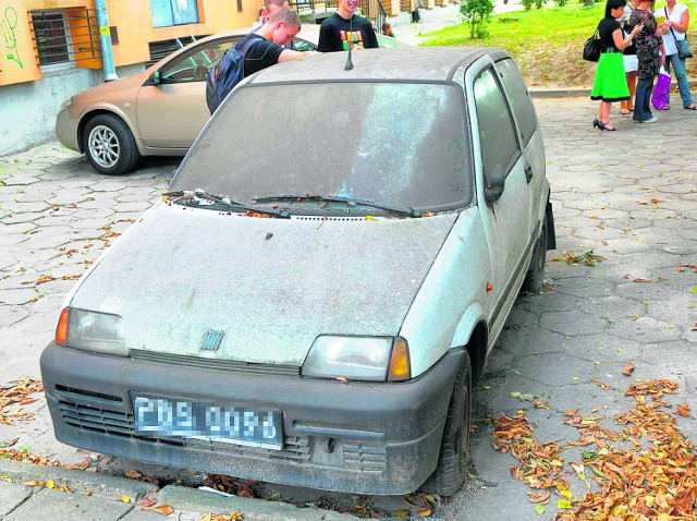 Porzucony fiat cinquecento od miesięcy blokuje miejsce przy ul. Czwartaków, na terenie administrowanym przez UMCS. Uczelnia obiecała zgłosić ten problem do Straży Miejskiej i poprosić o pomoc w usunięciu zawalidrogi