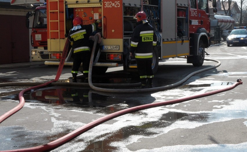 Pożar na Wojciechowskiej: Palił się dach lakierni (WIDEO)