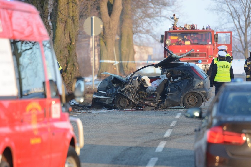 Tragedia w Gołębiewie. Samochód uderzył w drzewo. Nie żyje kierowca [wideo, zdjęcia]