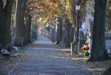 Cmentarze w Tarnowie będą otwarte, ale jest apel, aby zachować dystans. Odwiedziny grobów bliskich można rozłożyć w tym roku na kilka dni 