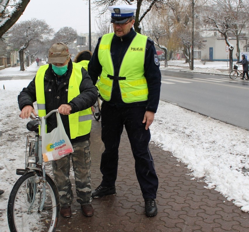 Policjanci w Zduńskiej Woli rozdawali mieszkańcom odblaskowe...