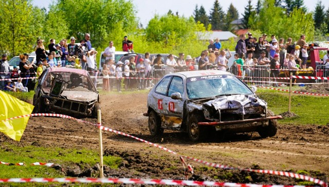 Wyścigi  Wrak Race odbyły  się   włodawskichna błoniach przy zalewie Okopiec. fot.