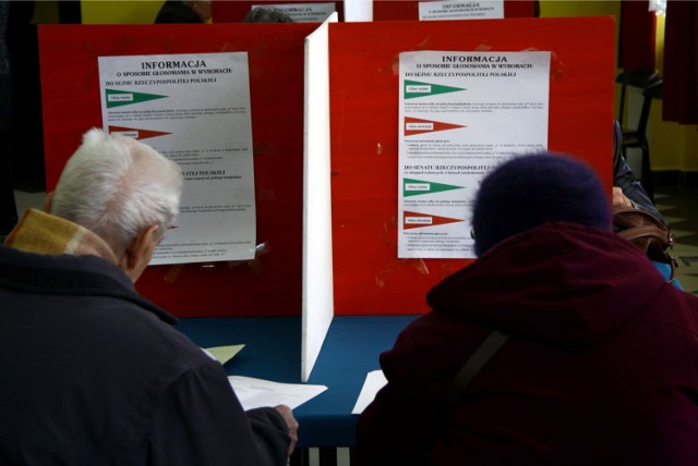 Będą też podwójne komisje obwodowe - jedna wybory przeprowadzi, druga policzy głosy. Komisje będą inaczej wyłaniane. Powstanie cały korpus urzędników wyborczych.